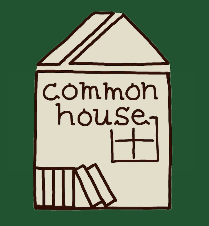 可愛いと好評の店主みつる作のロゴ。当店に実際にある出窓を反映した窓のイラストがポイントです。ニュースレター名「common houseの窓から」（みつる案）もこの窓から来ているそうですが、どこかで聞いたことがある名前に感じるのは私だけでしょうか&hellip;。