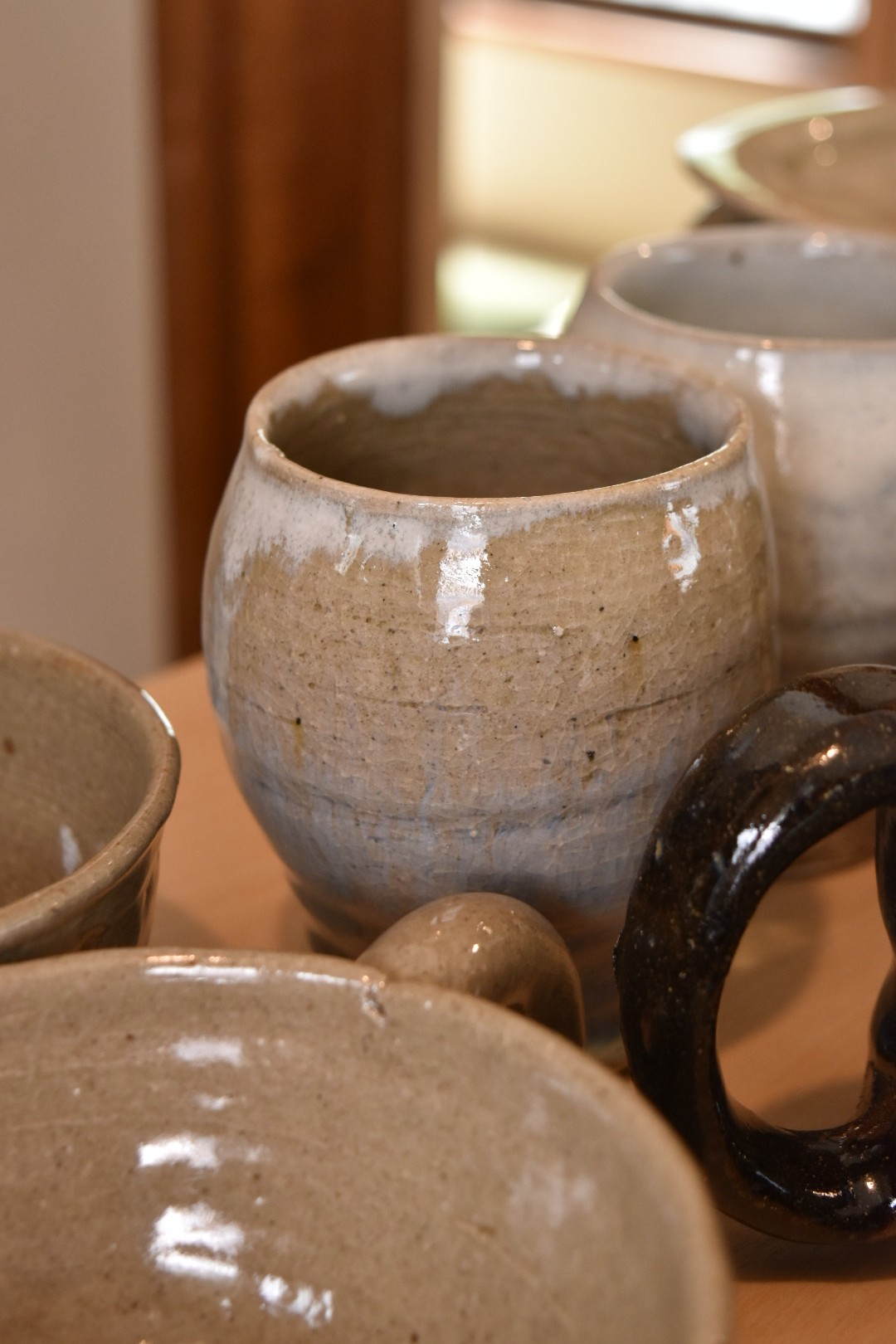 当店喫茶で使わせていただいている成井窯さんの陶器。ドリンクはこちらの食器で提供しています。4月には益子へ窯の見学にも伺いました！