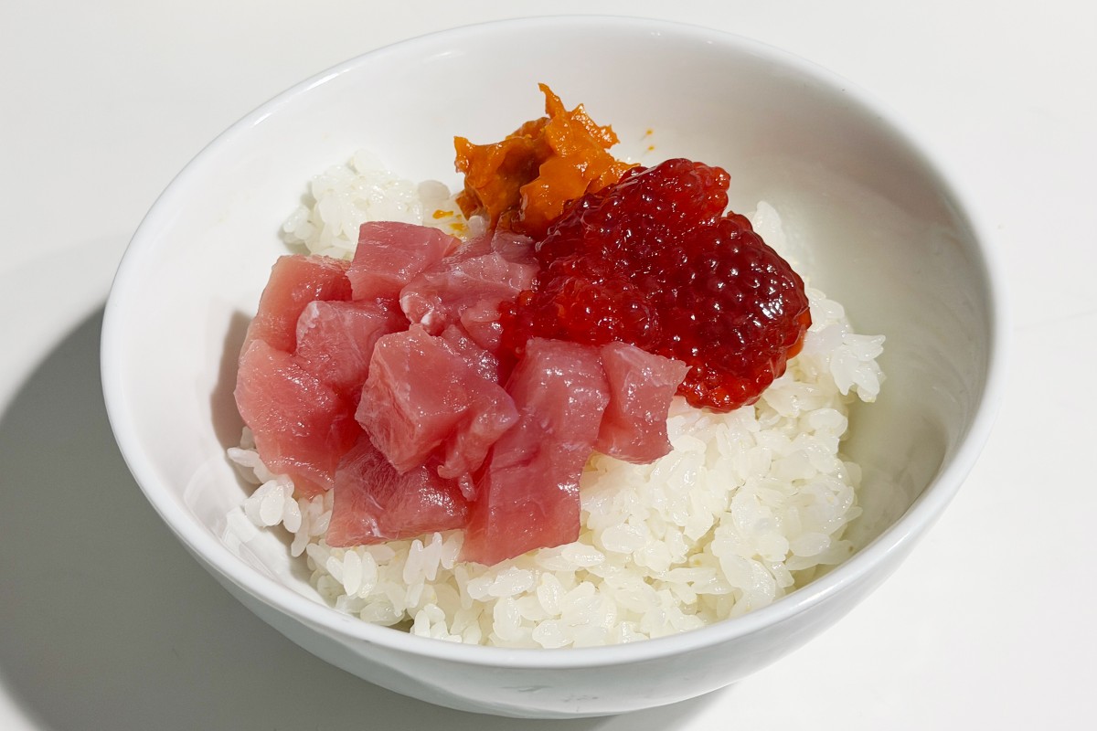 築地場外市場で買った、すじことメバチマグロとうに瓶をご飯にのっけてます（本文とは何の関係もありません）