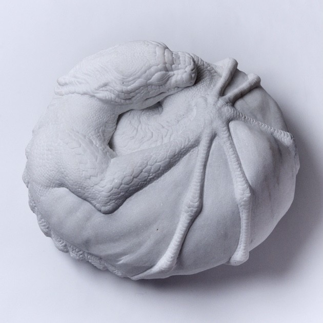 2017年　「佐野藍彫刻展　INNOCENT」Gallery花影抄（東京/根津）より、石彫作品「イノセント」H13.5×W35×D31cm