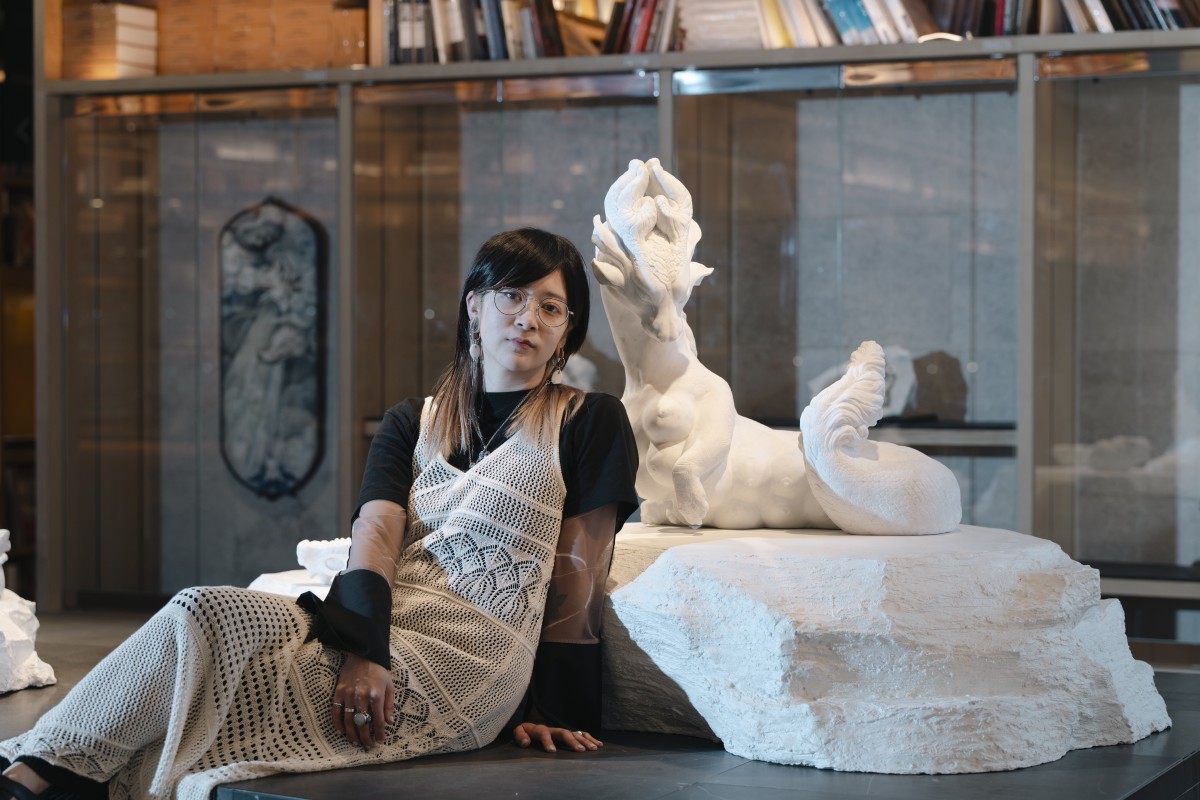 2024年個展　「Milky Rain」石彫作品「Milky Rain」との作家ポートレート