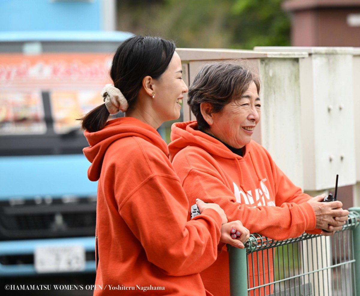 優しい笑顔で会場を見つめる、大会レフェリーの松野えるだ氏（右）と、井上雅