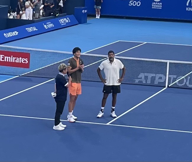 勝利後にオンコートインタビューに応じる柚木(中央)とボパンナ(右) 撮影:内田暁