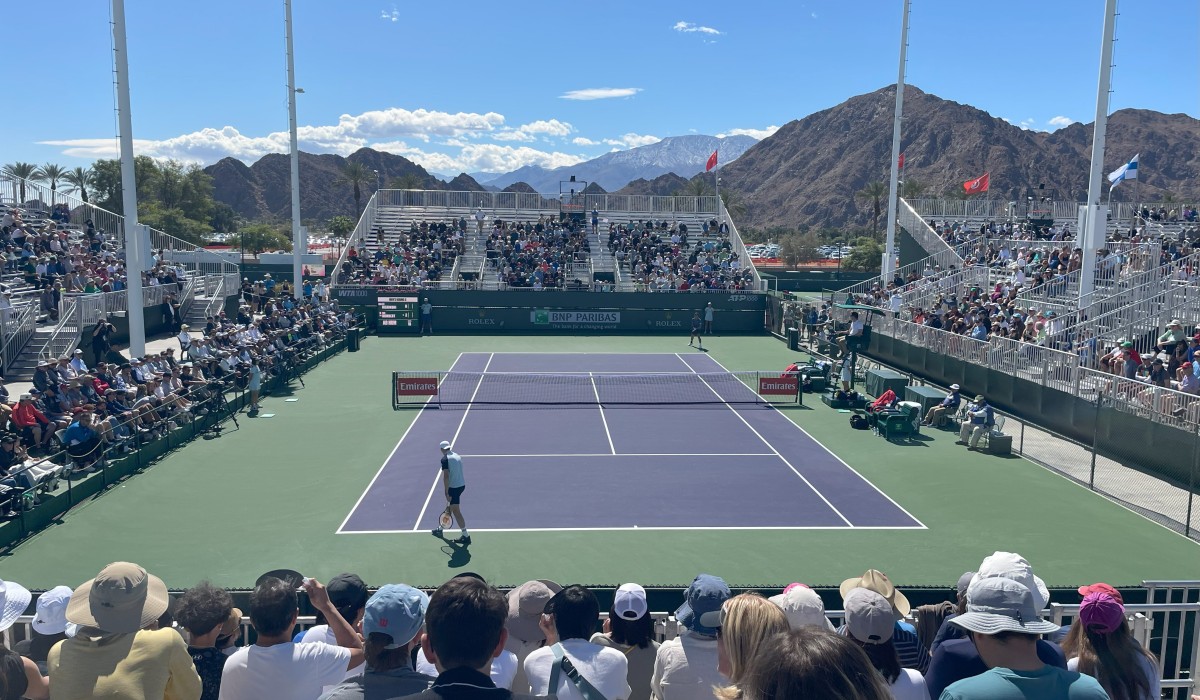 遠景に雪を頂く山を望むインディアンウェルズのコート