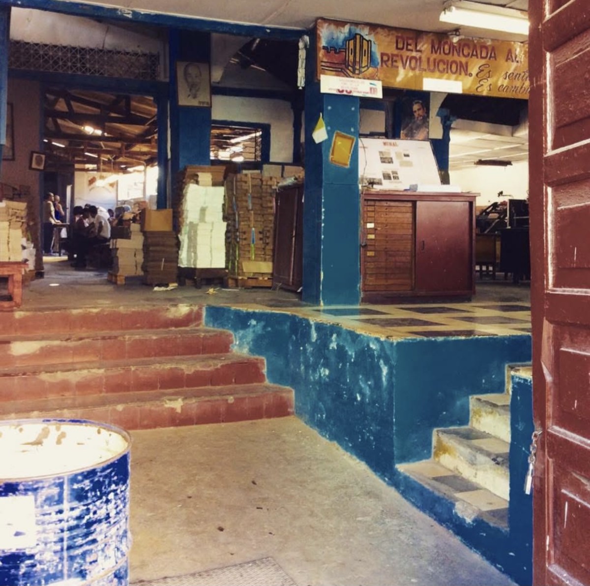 サンチアゴ・デ・クーバで見かけた印刷所。新聞を印刷しているところのようでした