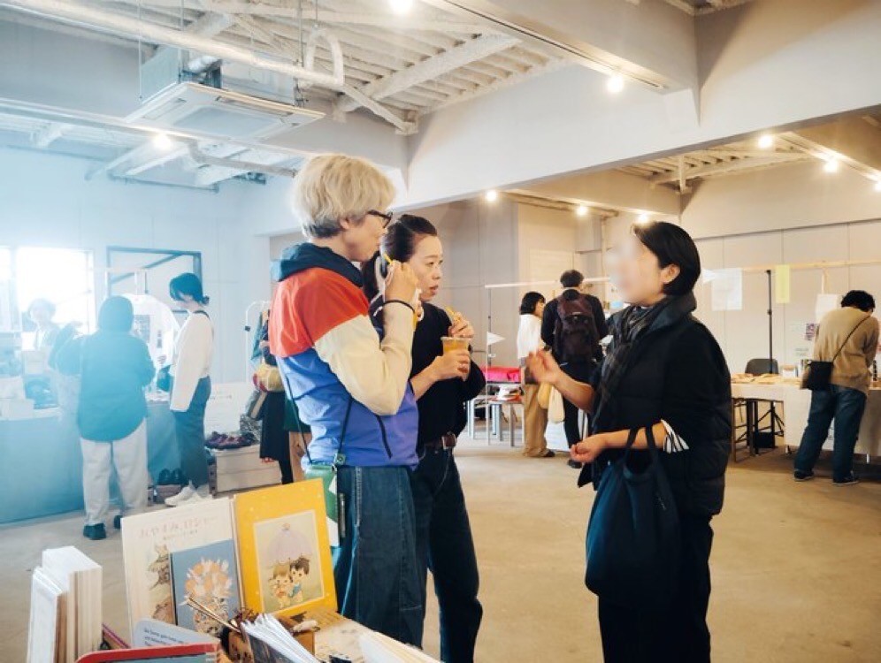 「なタ書」の藤井さんが撮ってくれた写真。掲載の確認をしていないのお顔ぼかしてます。「1階で買って飲んで美味しかった」とお土産にもってきてくださった絞りたての生オレンジジュースを飲んでいることりさんとわたし