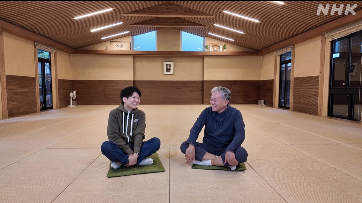 画像はNHKよりお借りしました。Eテレ「toi-toi」の一コマより。宇都宮さん(左)と内田樹先生(右)。凱風館の道場にて