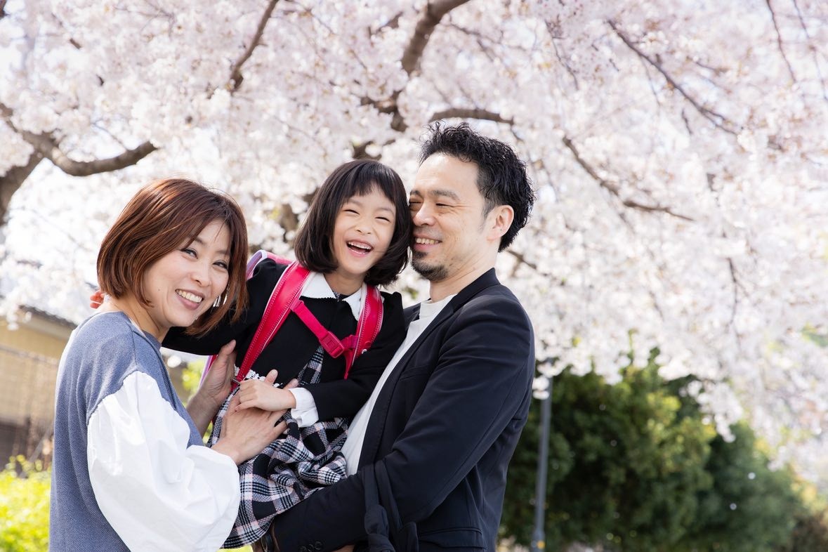 370gで生まれた坂上芽さん（中央）と父の真大さん、母の彩さん＝坂上さん提供