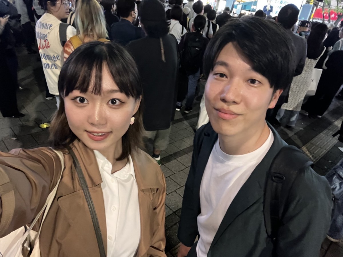 反差別デモの取材現場にいた白坂リサさん（左）と筆者＝2025年10月17日、東京都新宿区