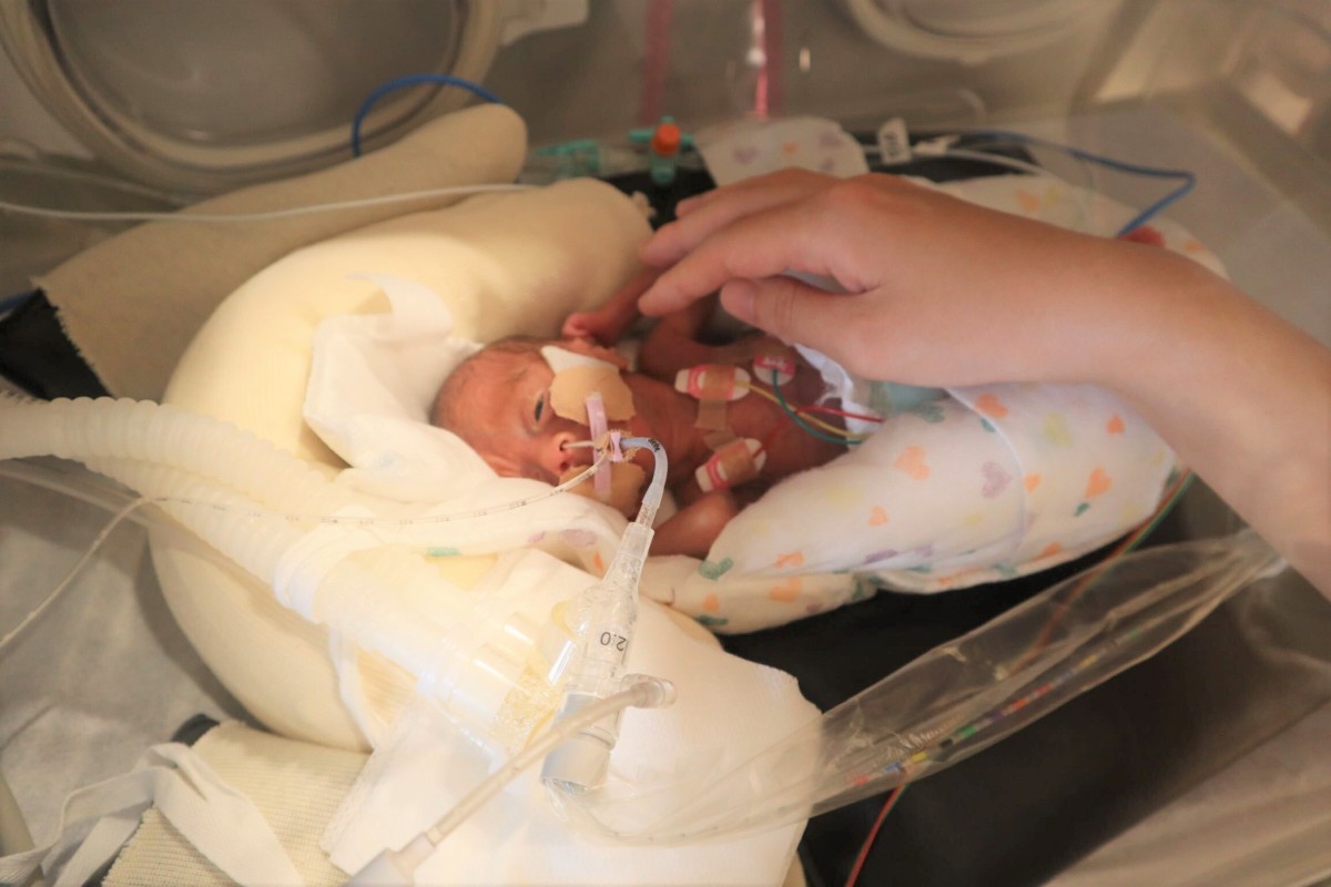 552gで生まれた筆者の息子。生後3週間頃の様子