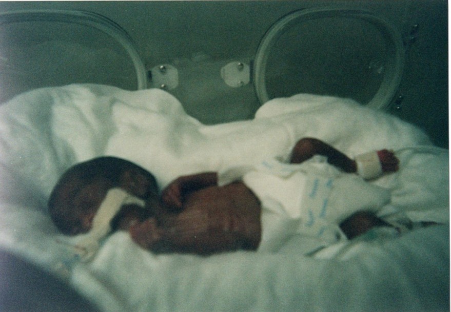 生まれた頃の坂井立さん=本人提供