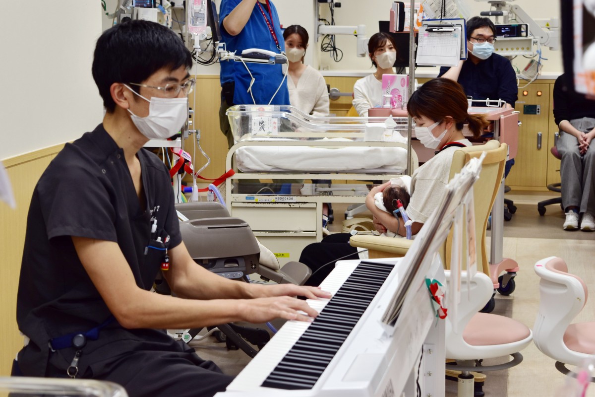 新生児病棟で開かれた30分間のピアノコンサート。この日は新生児科医が演奏していました＝2025年12月、神奈川県立こども医療センター