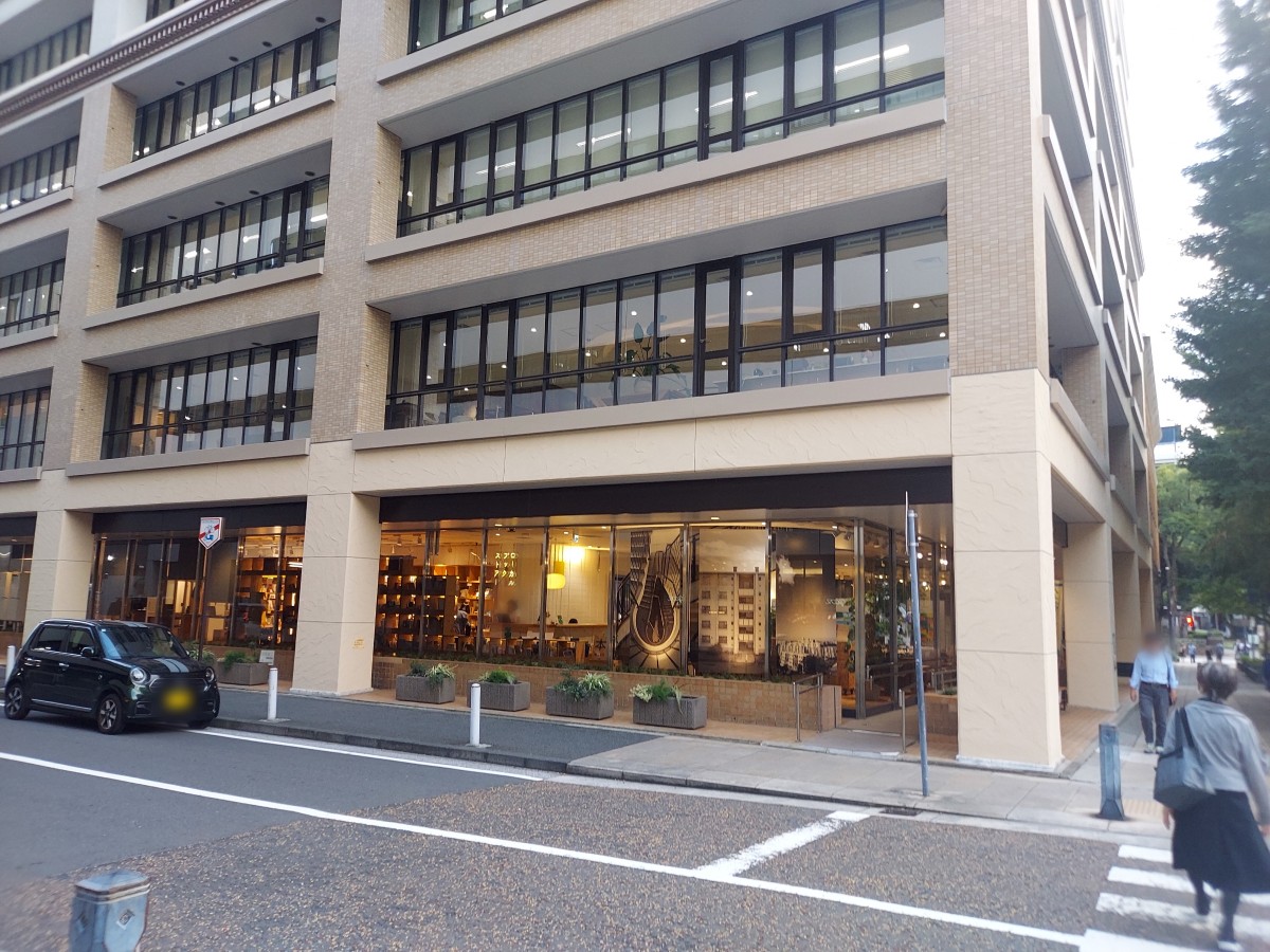 これが神奈川県住宅供給公社ビル。1Fのガラスばりのところがイベント会場。向かいにはgoozというお店があります。