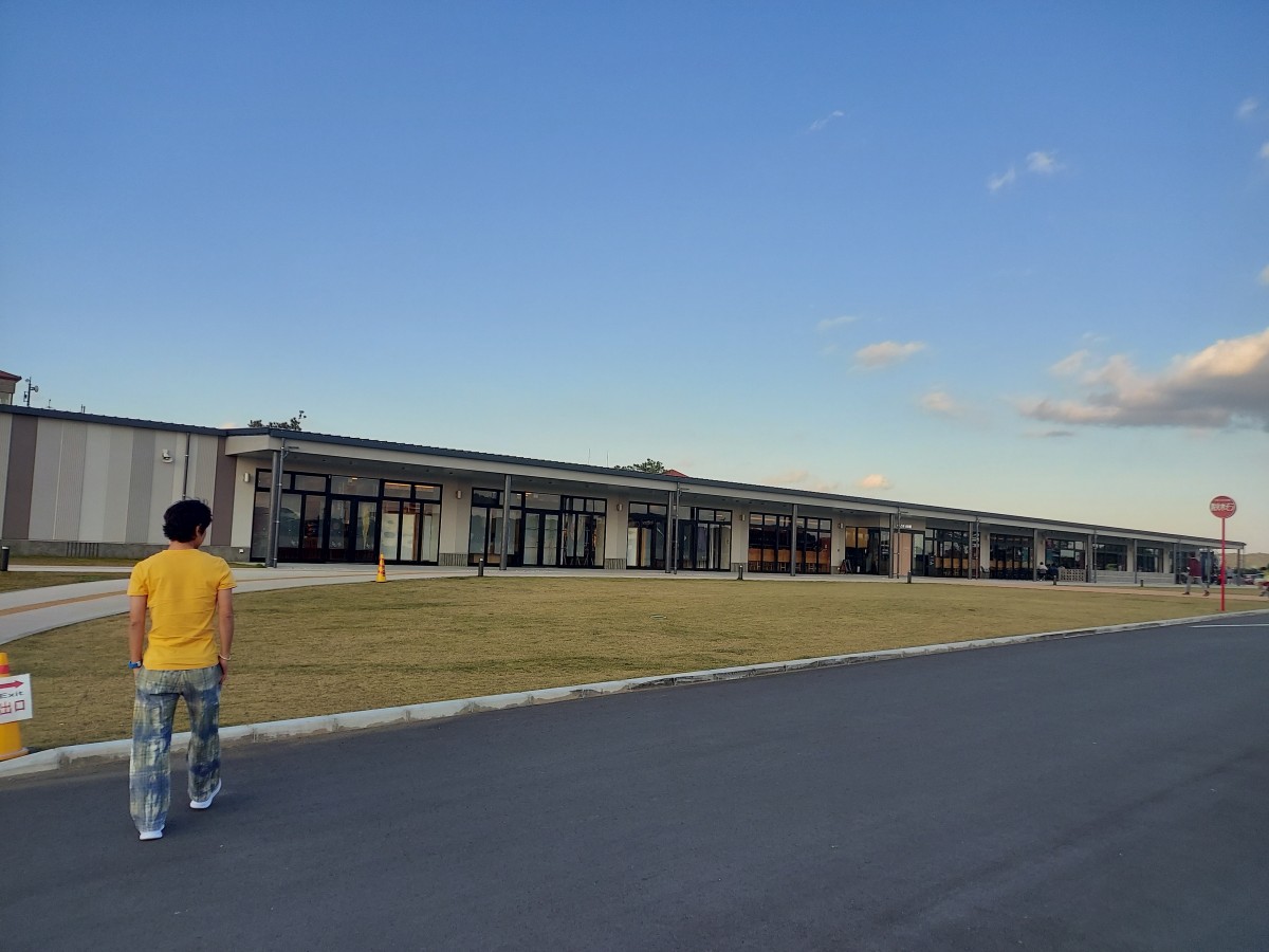 長い長い建物。変な柄のデニムをはく夫。