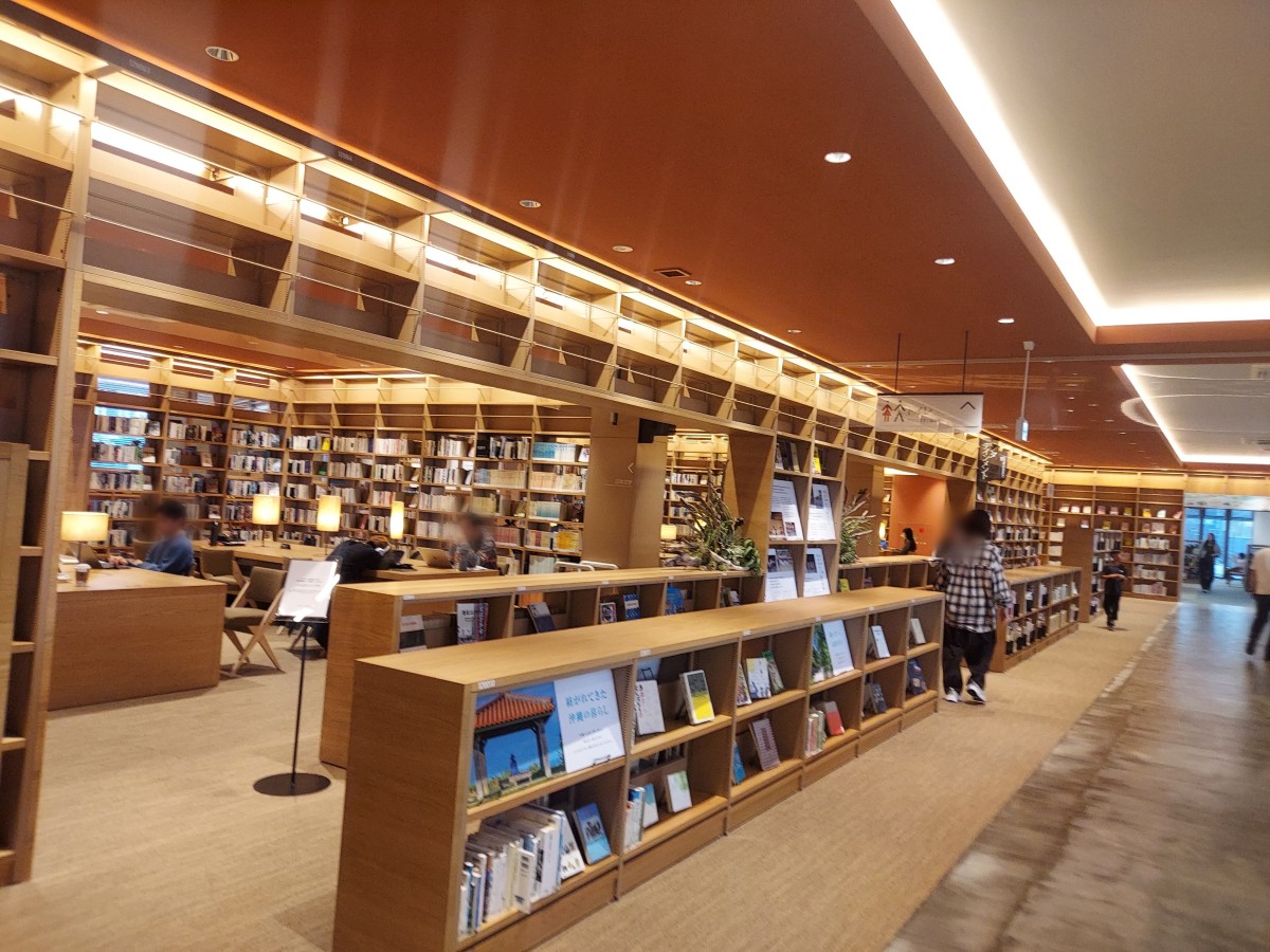 図書館エリアはとても静か。スタバエリアは適度なざわめき。