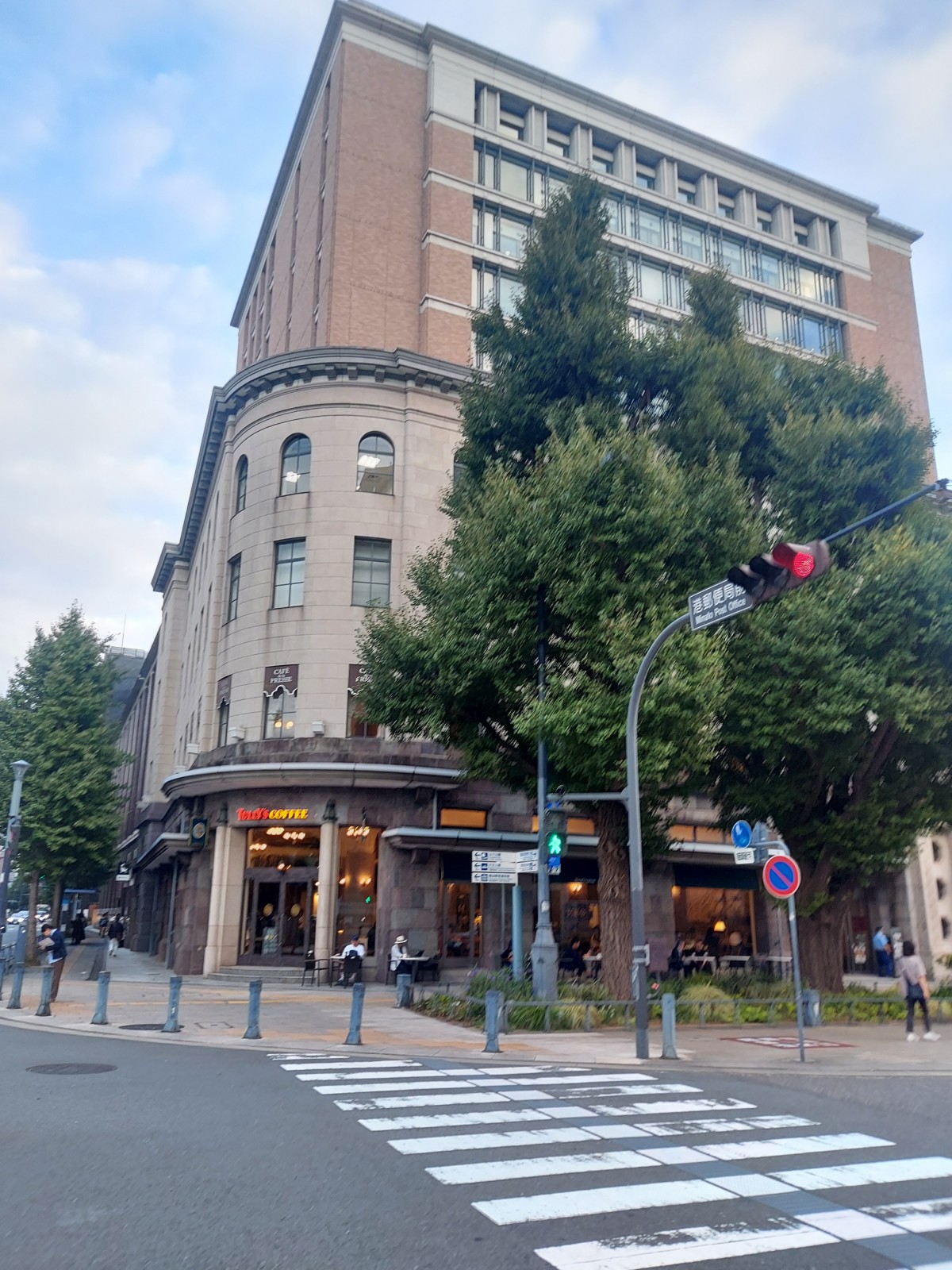 横浜情報文化センター1Fにあるこのタリーズがまたいいんですよ…。天気がよければ外のテーブルがおすすめ。イベント会場からも近いです。