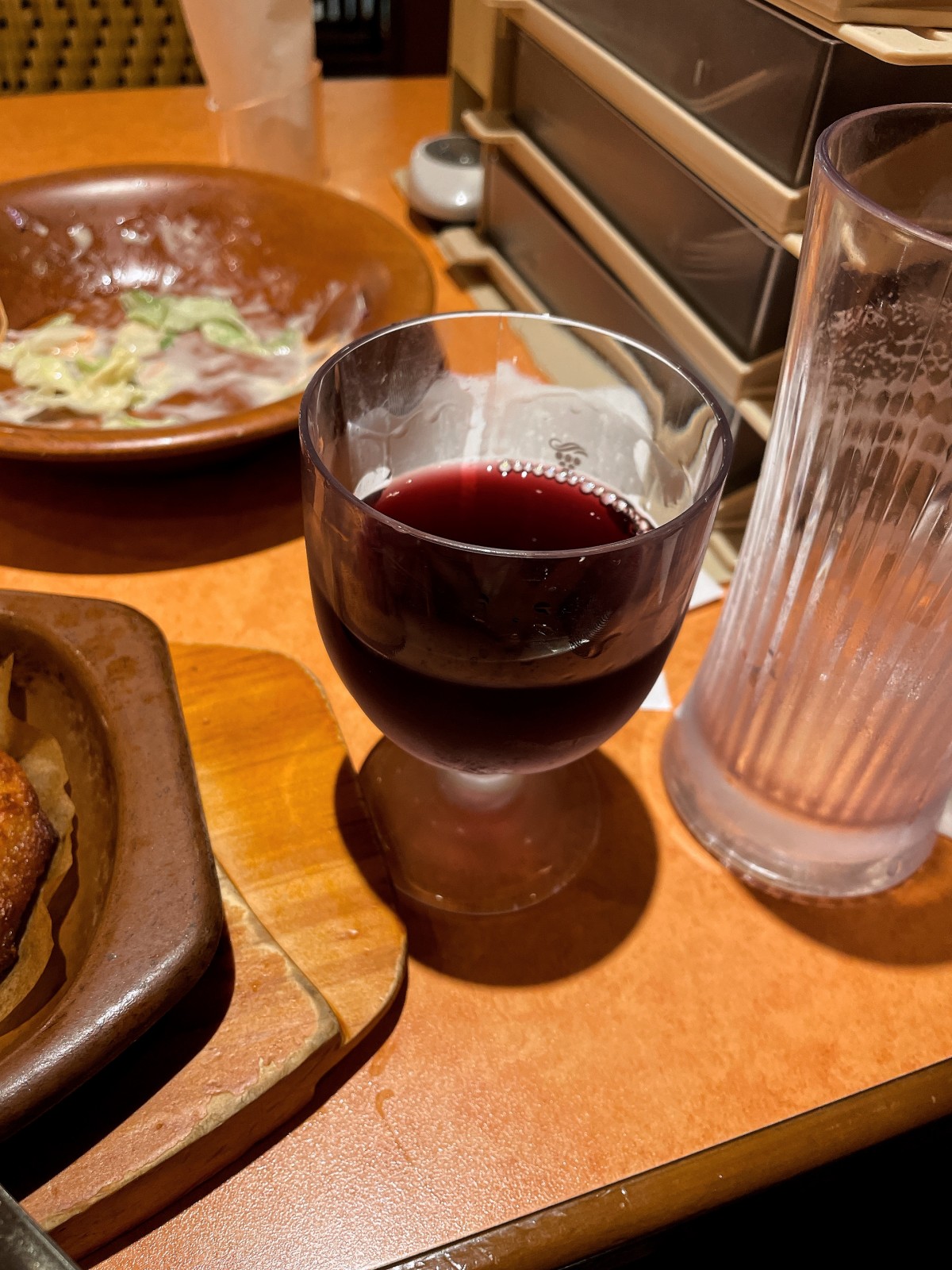 赤ワインが切れることは無いと思うので、遅い時間帯はデキャンタ提供してないと推測