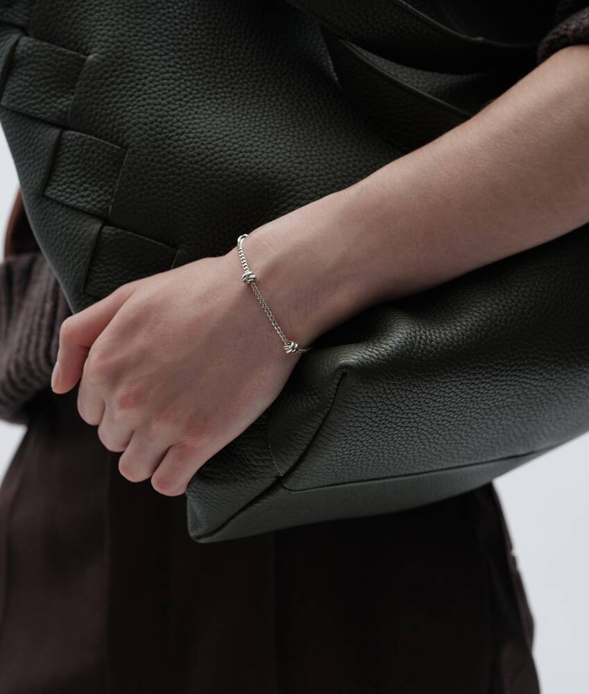 画像引用：https://www.bottegaveneta.com/ja-jp/%E3%83%8E%E3%83%83%E3%83%88-%E3%83%96%E3%83%AC%E3%82%B9%E3%83%AC%E3%83%83%E3%83%88-%E3%82%B7%E3%83%AB%E3%83%90%E3%83%BC-A005TNV50708117.html