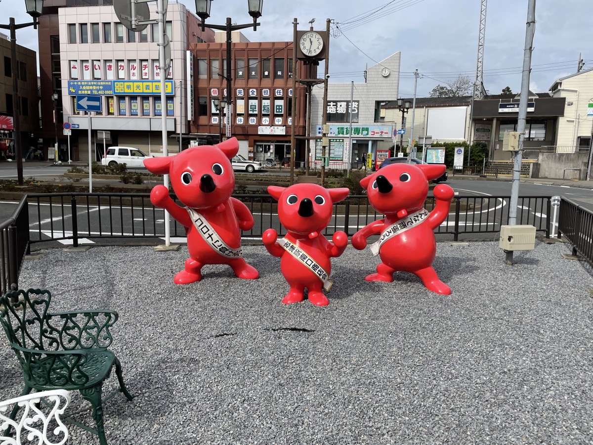 京成線志津駅南口ロータリーに君臨するチーバくん（複数）。2021年11月2日に撮影。
