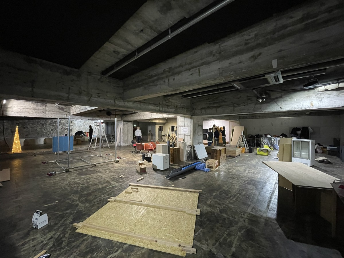 設営中の会場。銭湯跡地なので左奥に湯船とシャワーが残存しています(All Books Consideredさんは湯船内で出店)。