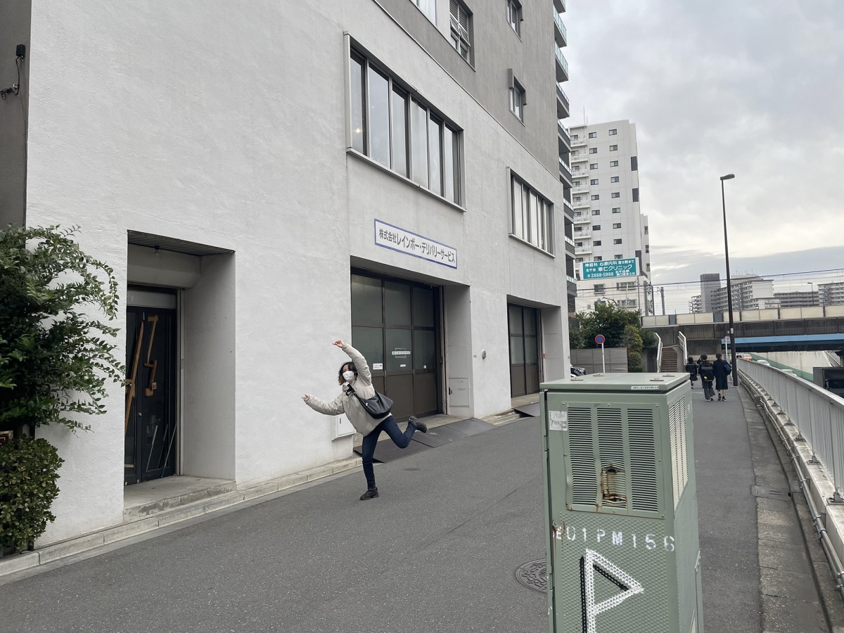 BUoYの入口はここ、と矢印になったつもりのひろこさん。身体が固い。