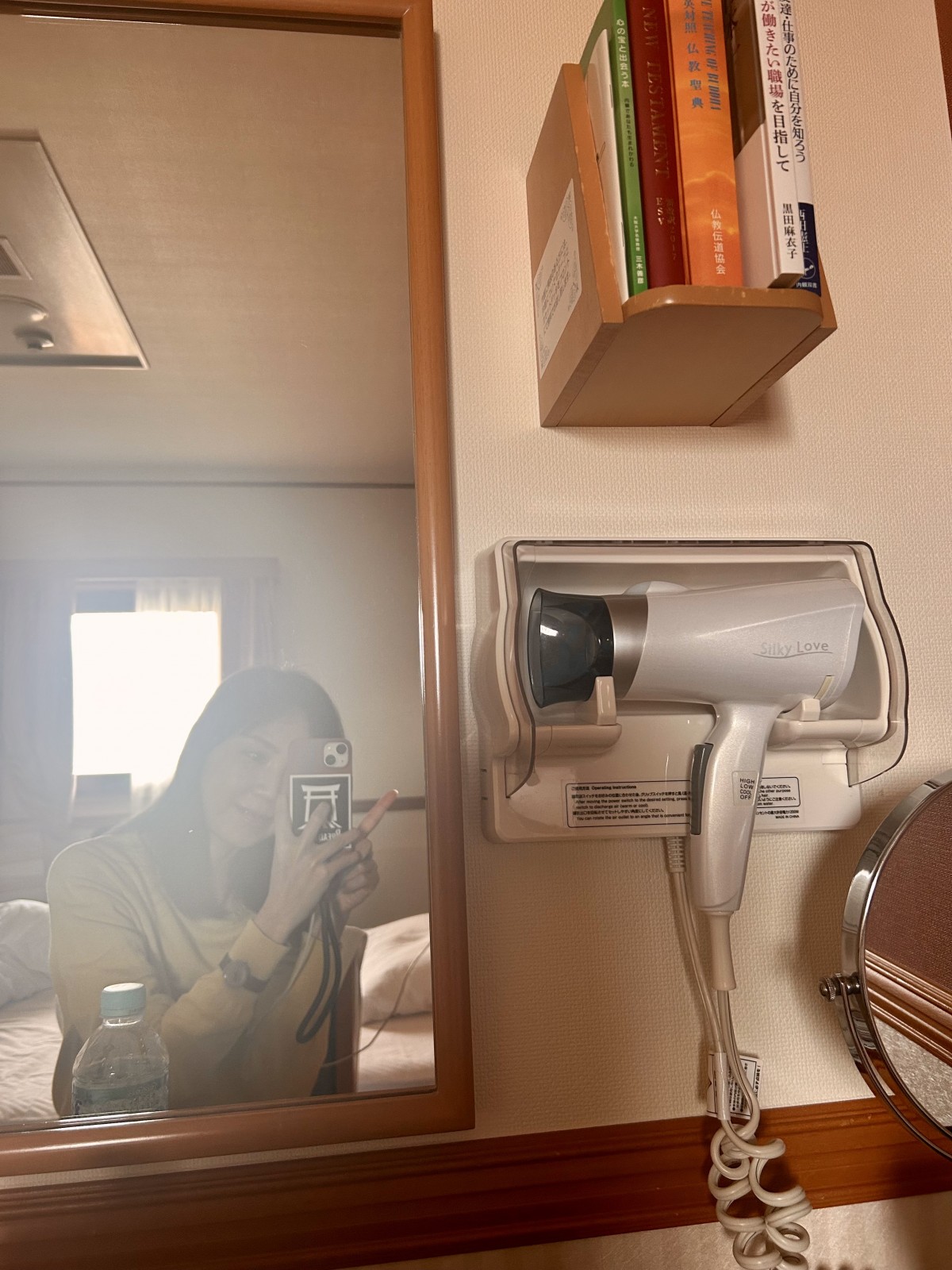 <b>１に、滞在先にドライヤーがあれば「三首」（手足首）回りや足腰を温める時に使いましょう。ドライヤー使いは急しのぎですが「仙骨にシャワー」は夏からの冷え対策として、カイロや整骨院などの識者も書いています（画像クリック）</b>