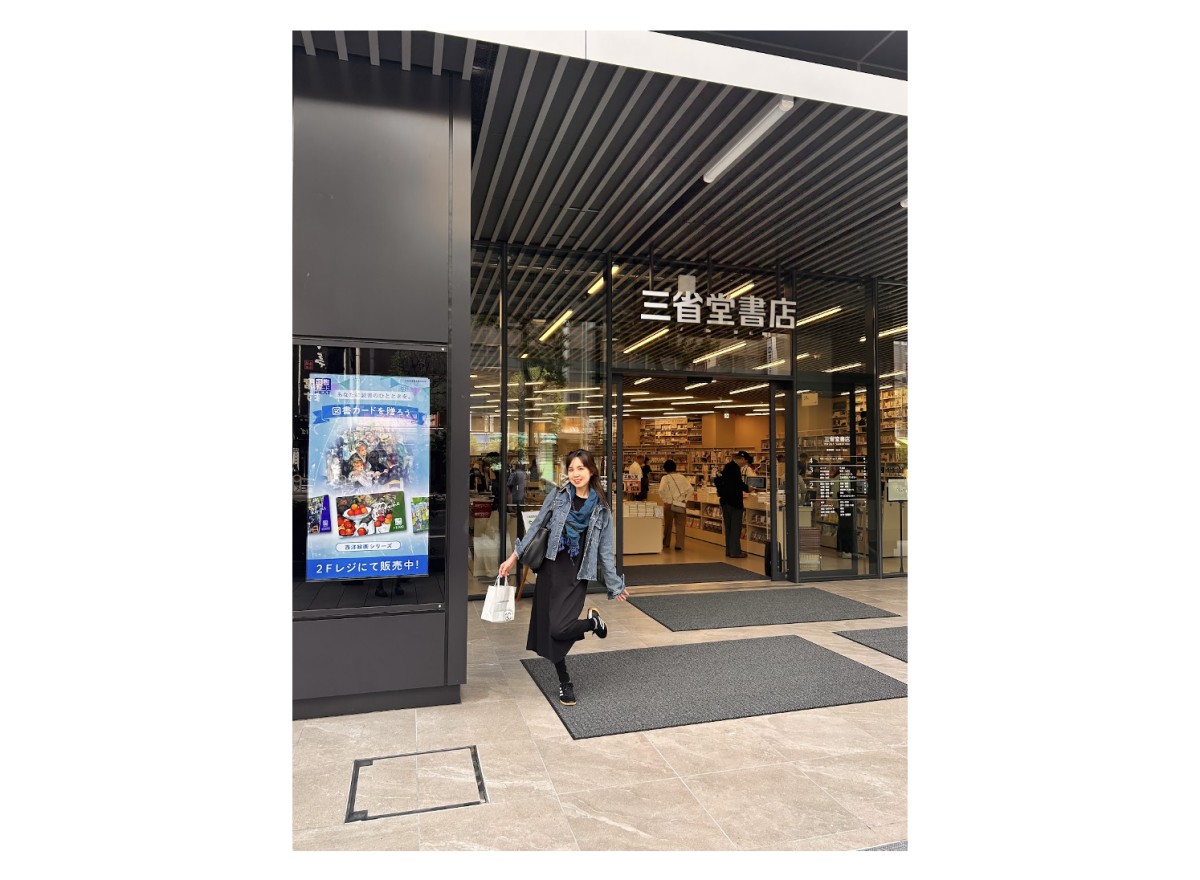 4年ぶりに新装開店し、動画メディアなどで話題になっていた「三省堂書店神保町本店前」。PASSAGEと同じすずらん通りです。