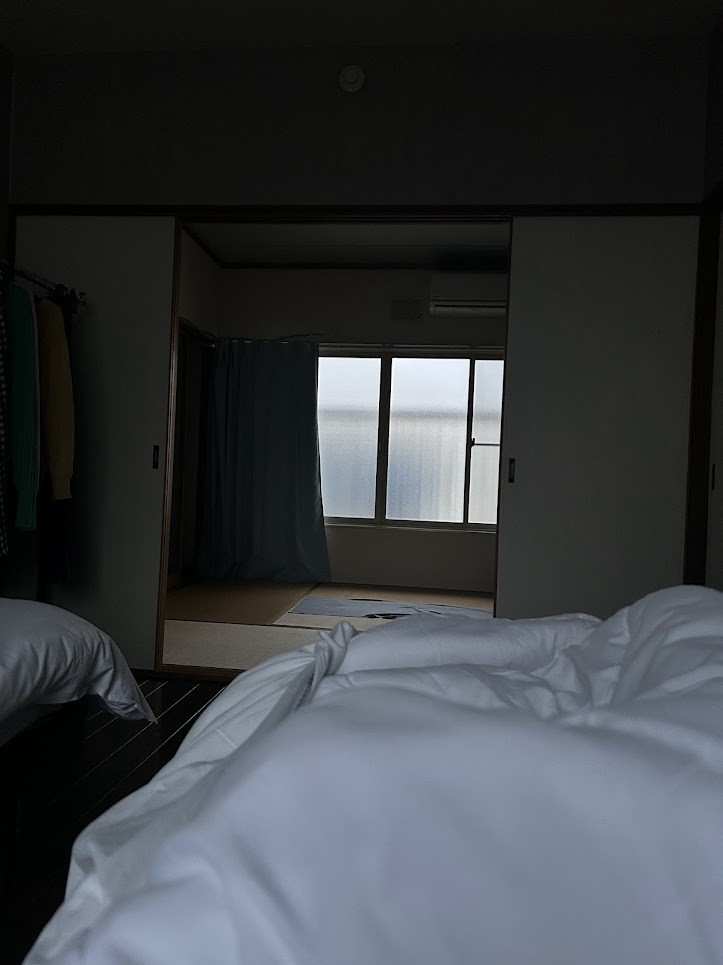 ベッドも寝心地いいけど、どうも<b>足腰と背中だけ冷える</b>空調や床面の何かしらの塩梅。でもそうそう、これが和室（日本家屋）のひんやり感だったよねぇとこれが日常ではない私は五感で察知します。東北だけじゃなく、おばあちゃんちもそうだったよねぇ。&amp;nbsp;&amp;nbsp;