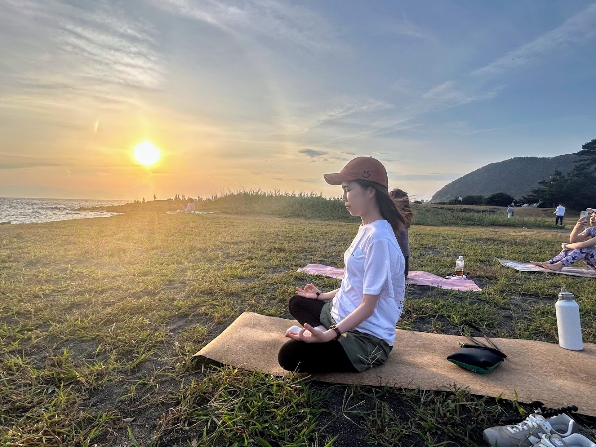 Thank you マイグリーンカクテル、かっこよく言ってみたけど自家製配合の青汁ビッグボトルと（画像右端）海岸ヨガの日