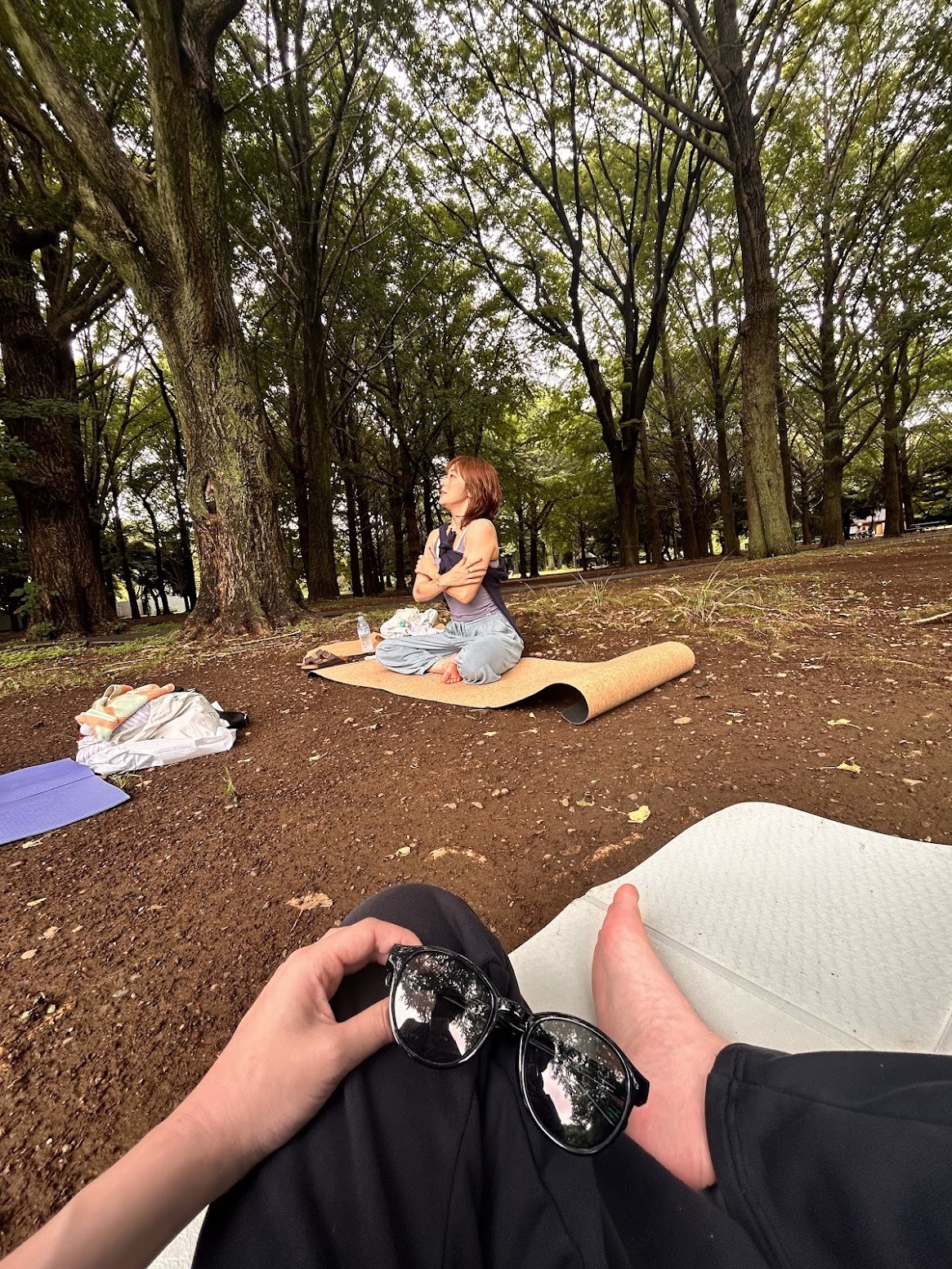 代々木公園パークヨガの冒頭「国際女性デーなんですよ」と言った植田マミさんの小ボケが可愛らしく、最前列で「え・・?🧘♀️」「今、私なんて言った?」とのことで、「ヨガデー」と言っていたつもりだったらしい。日常にヨガが染み付きすぎて解りすぎていると、間違えることもあるのですね♡