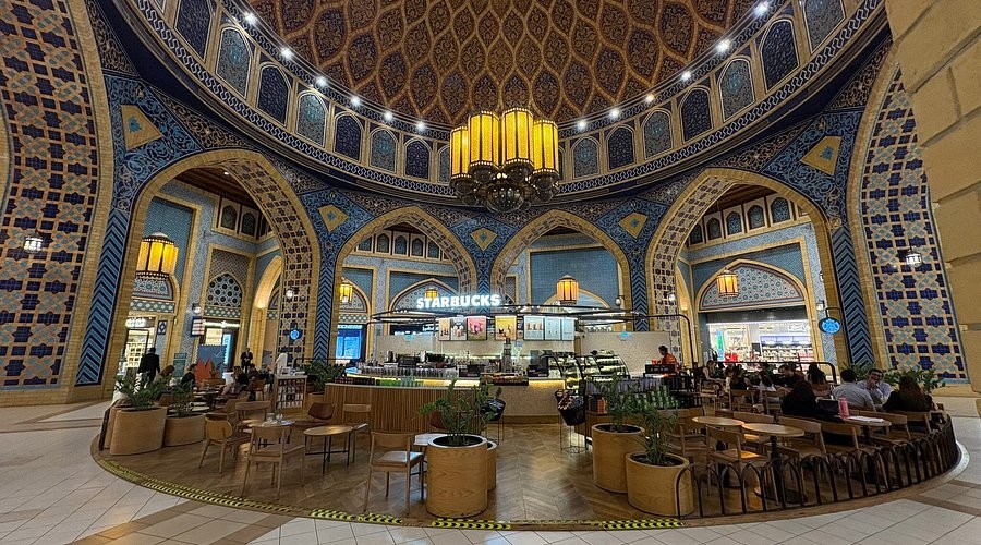 噂には聴いていたアラブ首長国連邦・ドバイのスタバ。有名ですが、豪華でおしゃれ＝Aestheticとも限らない気がするのです。もちろん、写真に限界あり。行ったことがないから言うだけで、直接目にして身を置かれてみたら違うことも。だからこそ私はスタバだけでも旅や取材に出かけてしまうでしょう！