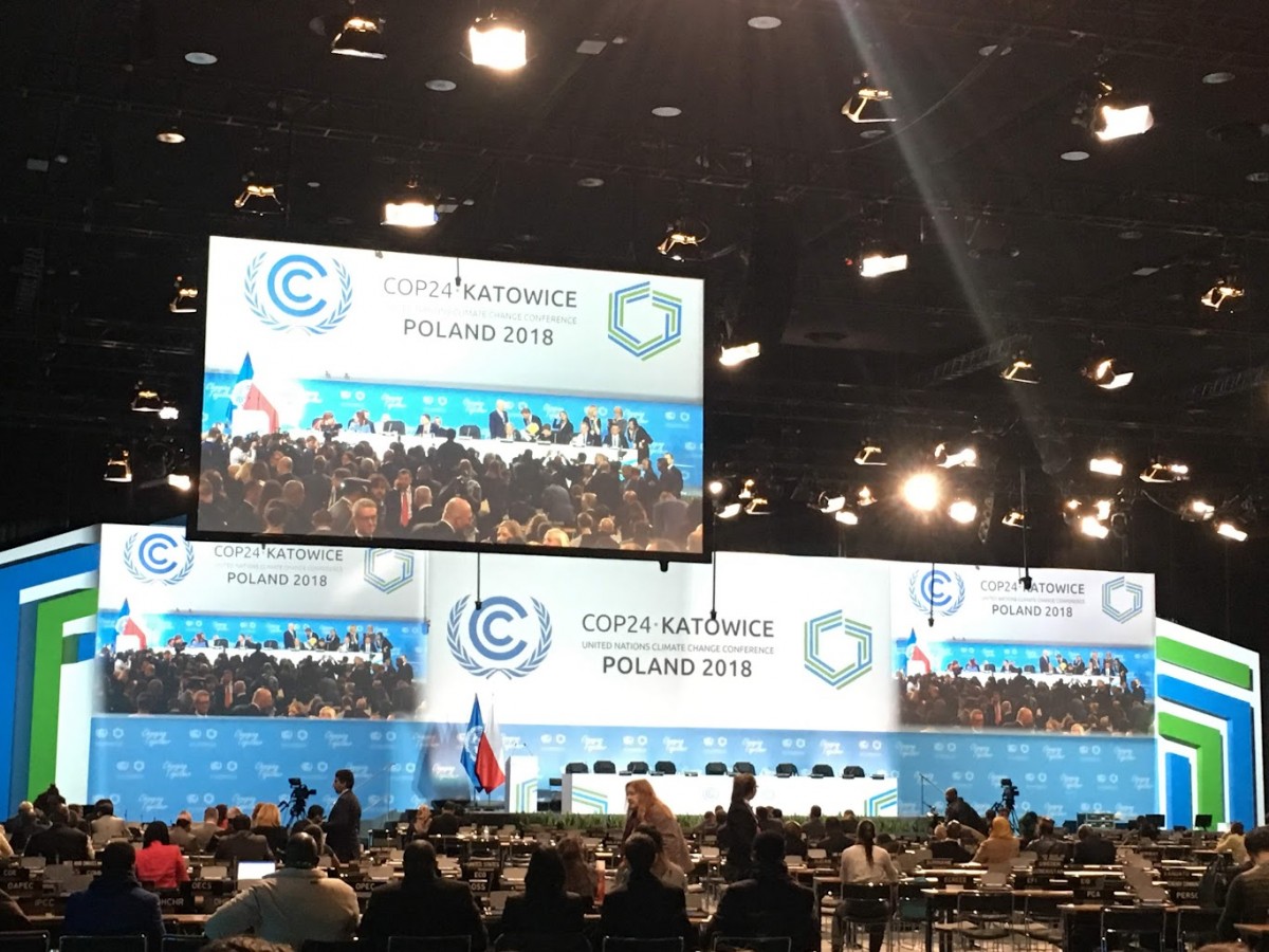 気候変動の国際会議があって、14日間以上極地のポーランドで経験したあの寒さと自分に暖を摂る工夫も、今でも忘れないよう、思い出すようにしていますよ。（筆者28歳、撮影）