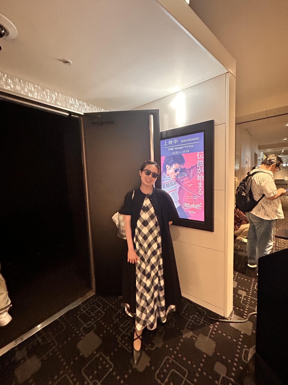 このレターにいつも映画の感想がどこにも入りませんが、映画館に行く、映画館で過ごす時間を「ケアギフトタイム」とずっと強調してきた私です。音楽好きなハマの大先輩と一緒に公開１ヶ月経ってようやくMichael Jacksonの最新映画へ🎞️✨👞ちなみに、サングラス（意図）はブルーとグリーン線のコンビニウェア。