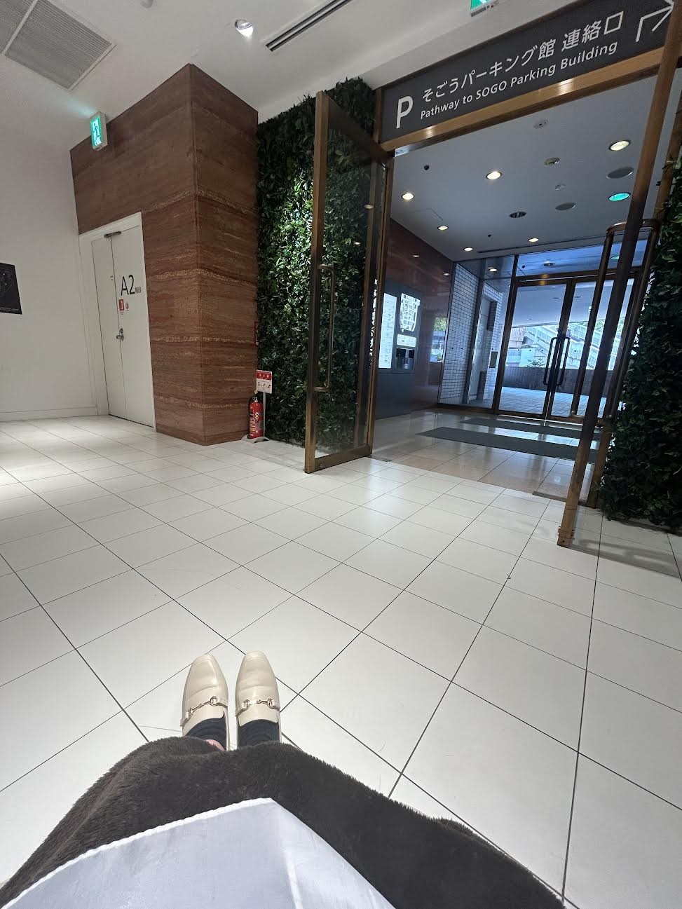 みんなが思い思いに買い物をしている日曜の昼下がり、私はどこでセルフケアして（されて）いるのでしょうか？百貨店の連絡口の側でこの状況が面白いので、思わず激写。