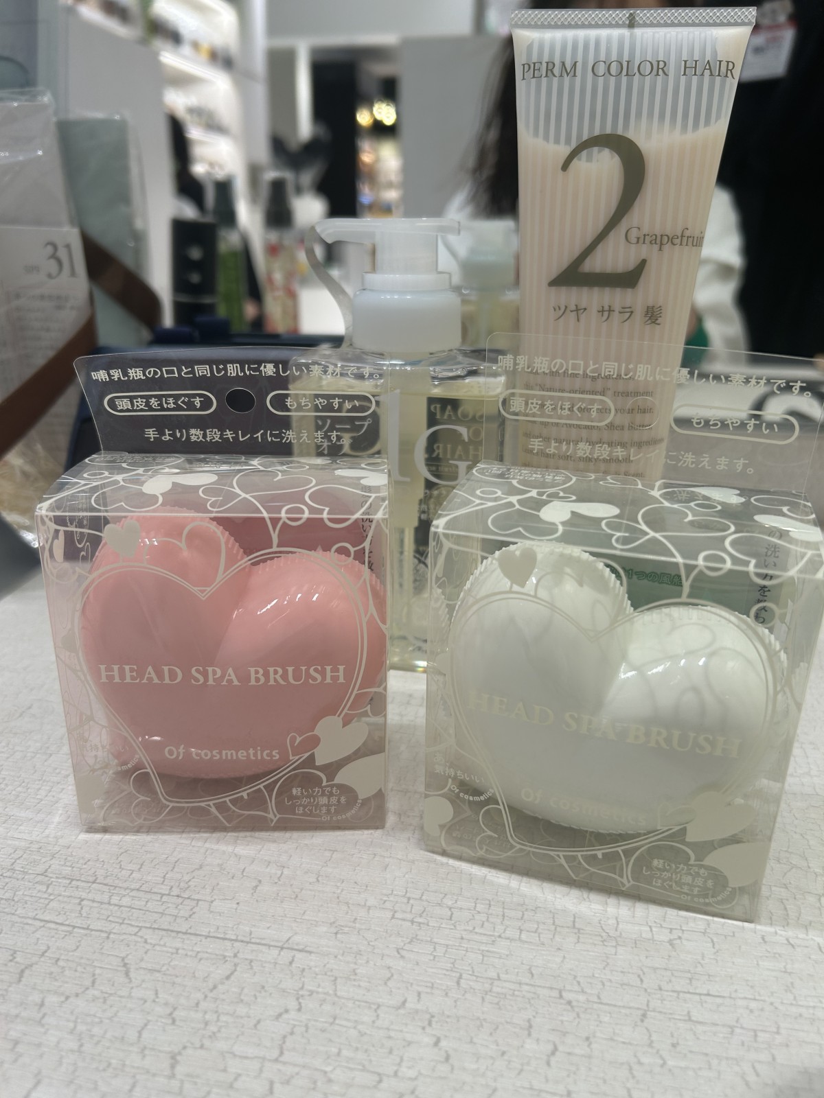 ギフトにも良さそうな可愛いハートヘッドスパブラシ。至福の頭心地！同じ形で最近人気の「R」に始まるドライヤーブランドさんのブラシより先出が今回「オートシャンプー」でお世話になったヘアケアブランドさんだそうな（画像クリック）