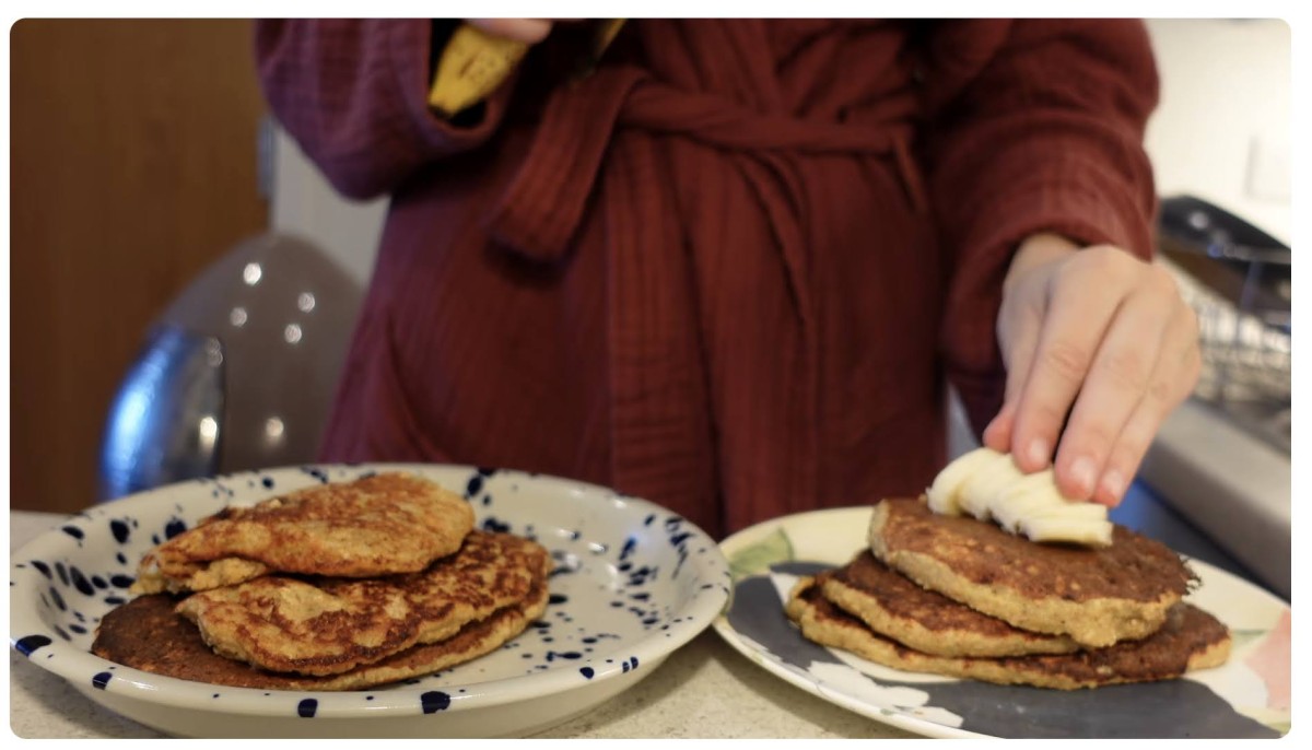 今日登場の朝食バナナパンケーキはいつもオススメです（バナナと卵とオートミールとシロップだけご準備！）
