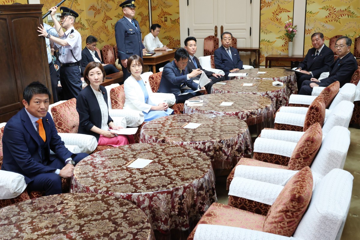 与野党党首会談に臨む(右から)公明党の斉藤鉄夫代表、石破茂首相、立憲民主党の野田佳彦代表、日本維新の会の前原誠司共同代表、国民民主党の玉木雄一郎代表、共産党の田村智子委員長、れいわ新選組の大石晃子共同代表、参政党の神谷宗幣代表=2025年7月25日午前、国会内