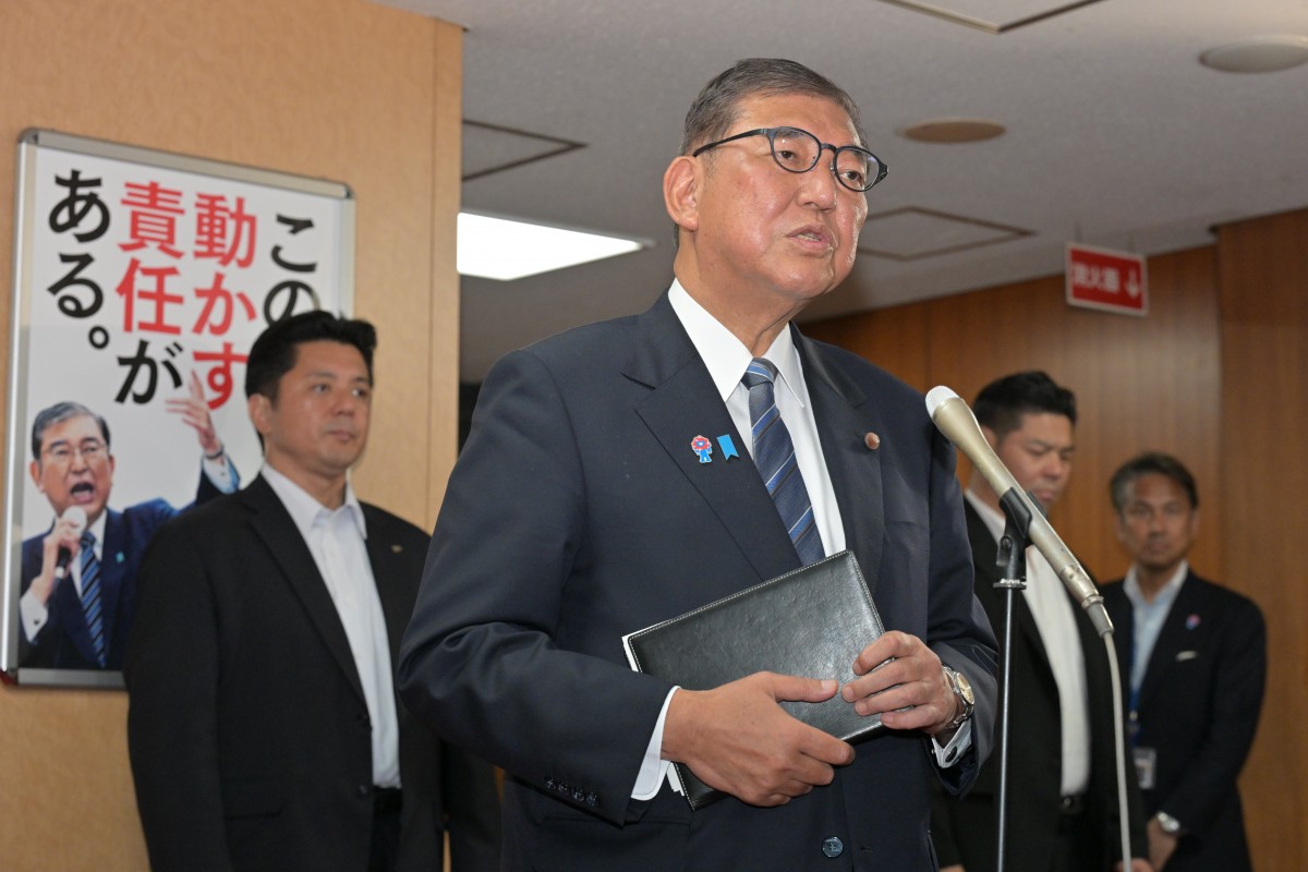 首相経験者との会談の後、記者団の取材に応じる石破首相=23日、自民党本部