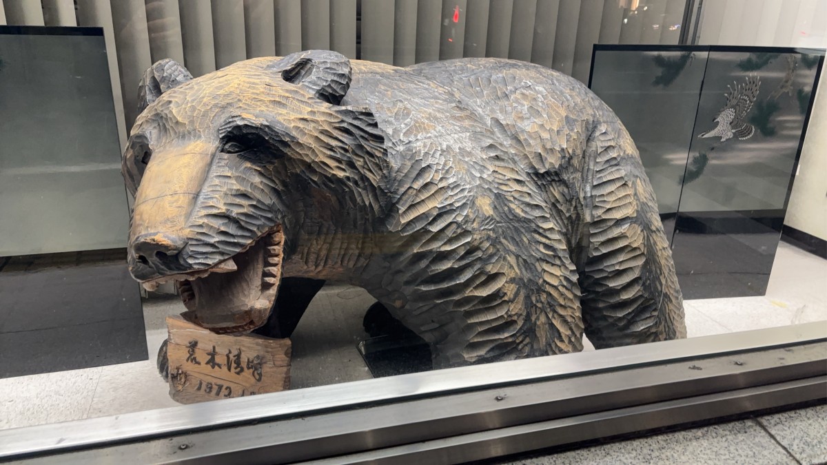 新宿の観光名所になってもいいくらいの巨大木彫り熊、すごい