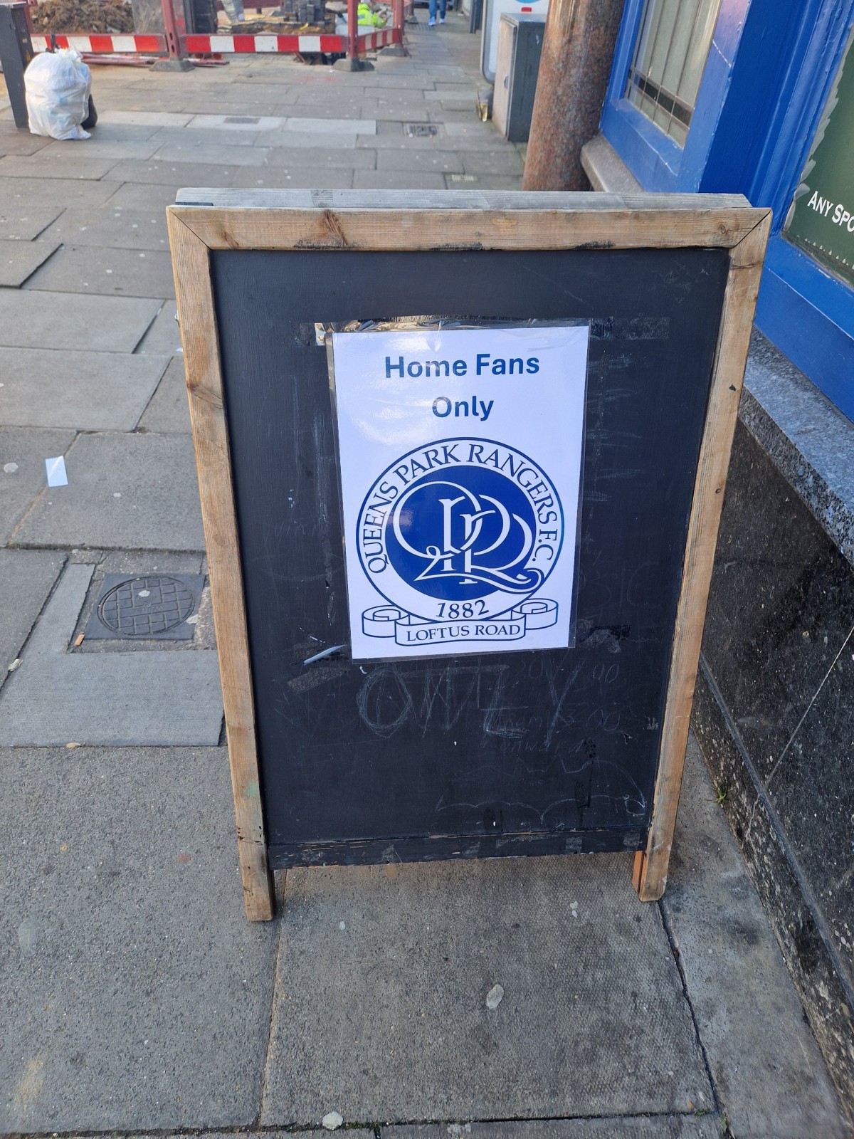 The Gravediggersさん撮影。パブのスタンド看板にはQPRのエンブレムと「Home Fans Only」の文字。