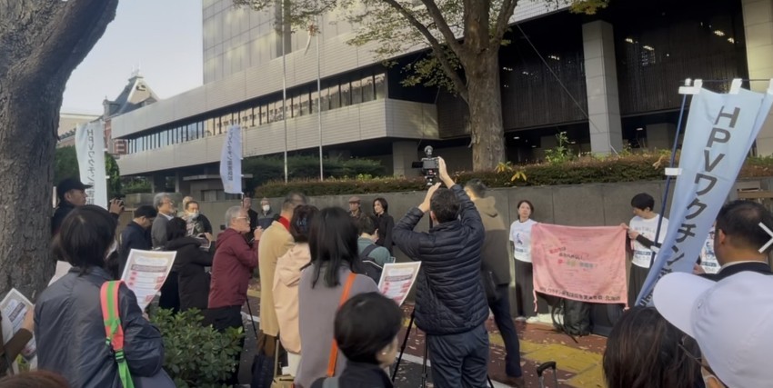 裁判所前の歩道で支援者に向けてスピーチを行う水口真寿美弁護士（撮影：鈴木エイト）