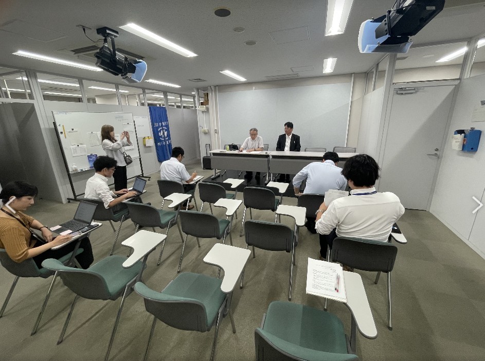 大阪地裁司法記者クラブ会見室での会見