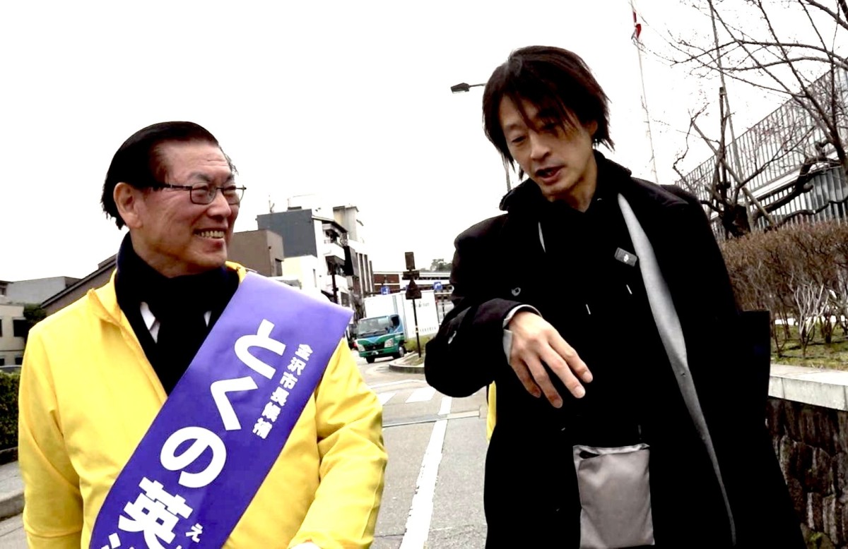 金沢市長選で筆者の直撃取材を受ける徳野英治氏