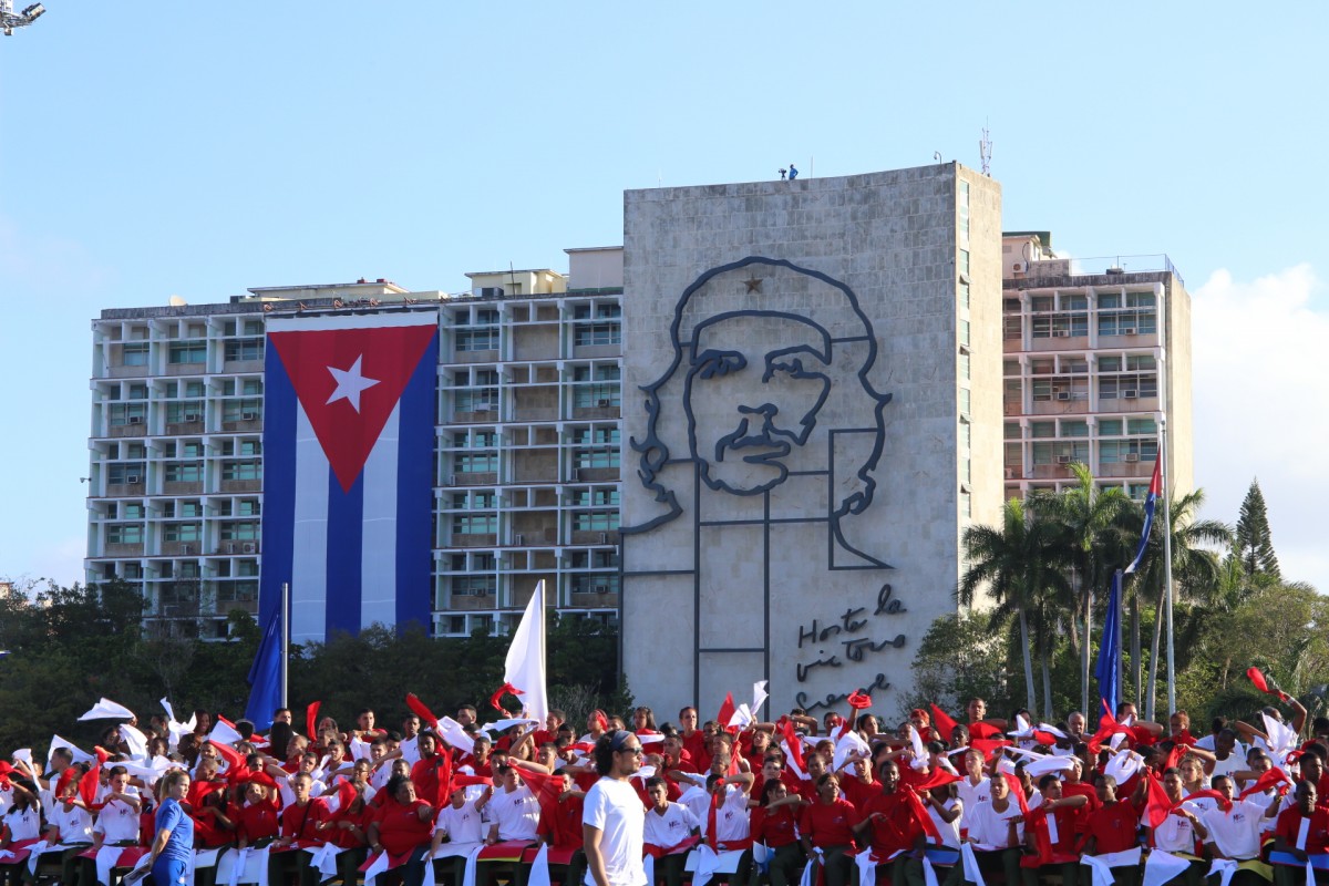 意外と和やかな雰囲気だったメーデーのパレード。ちなみにその日、日本では平成から令和に変わる歴史的な日でした。