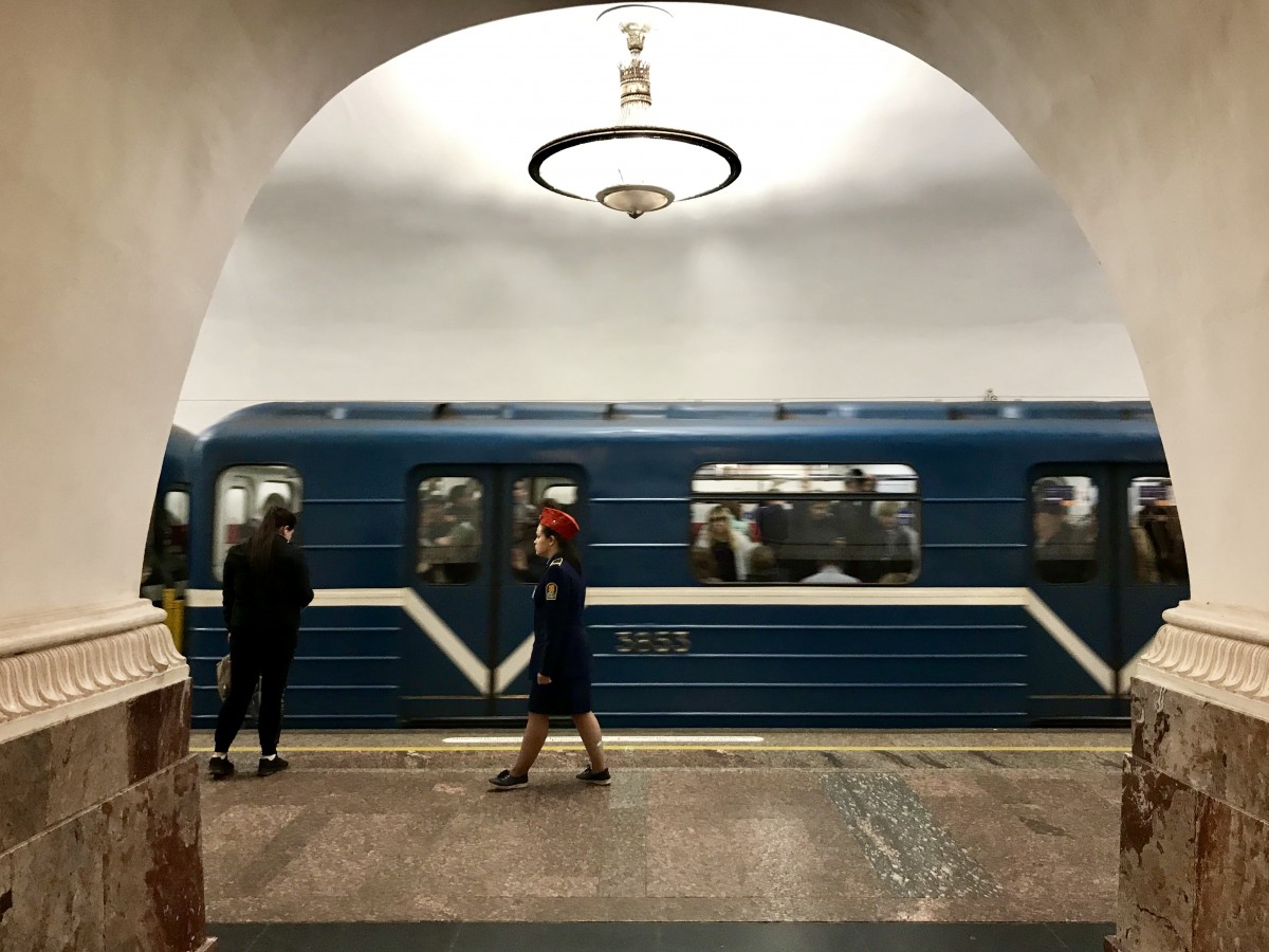 こちらはコロナ禍前に訪れたロシア・サンクトペテルブルクの駅。特に日本のような親切なアナウンスは無く、電車の扉も無言で突然閉まるので、少しでもタイミングを間違えたら挟まれてしまう!と異様な緊張感で乗っていました。