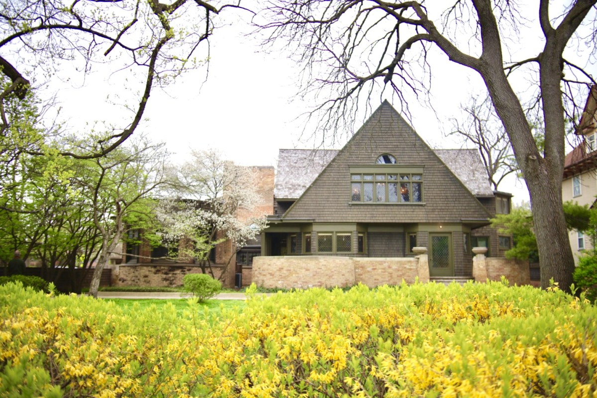 シカゴ近郊のオーク・パークという住宅街。この写真のフランク・ロイド・ライトの家をはじめ、歴史遺産レベルの家がずらっっと並んだ大変美しい地域。