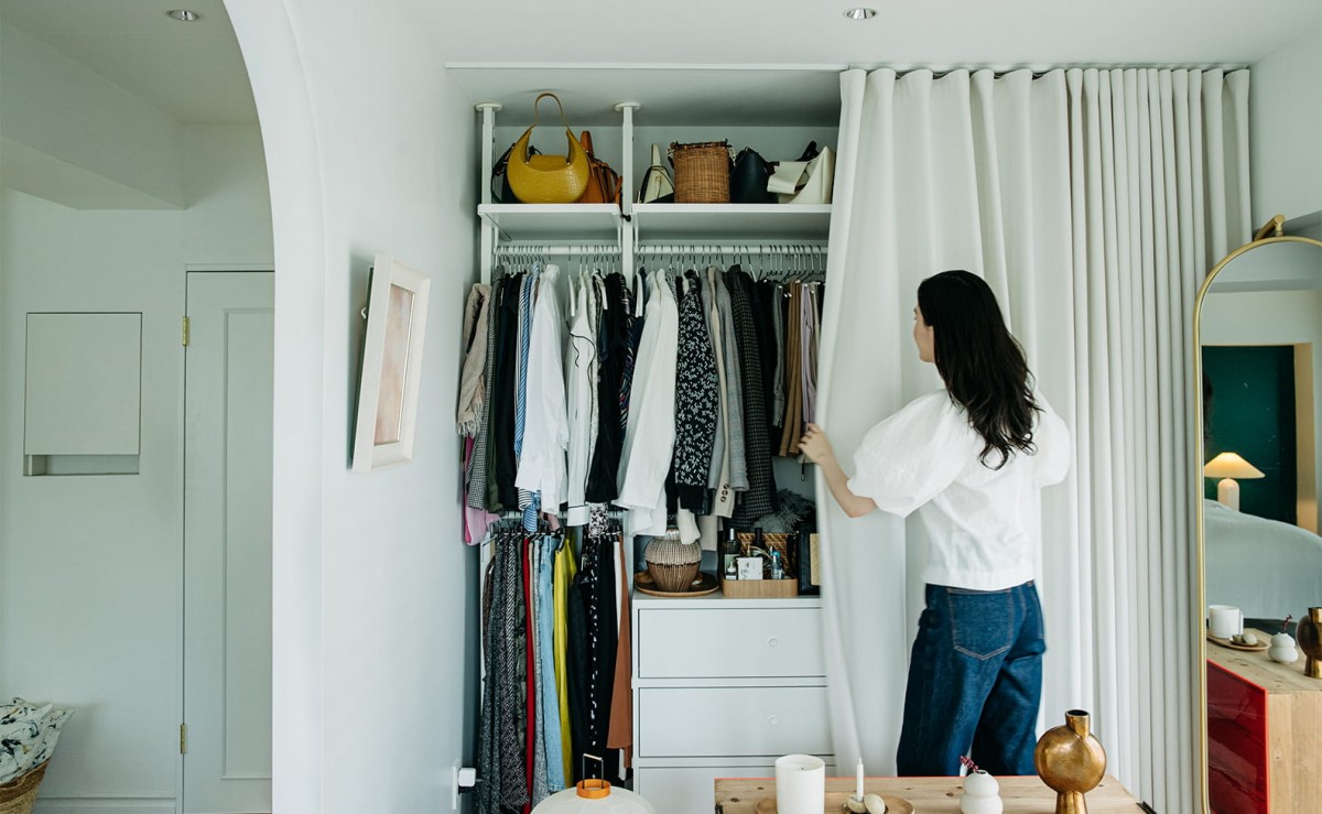 我が家のクローゼット。その日のコーディネートがパッと組み合わせられるような理想の空間を作りたいものです&hellip;&hellip;。