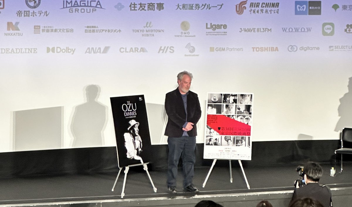 上映後に行われた、監督によるトークイベントの様子。上映中には時折、和やかな笑いが起こる一幕もあり、会場全体が小津映画にも通じるような穏やかな空気に包まれていました。