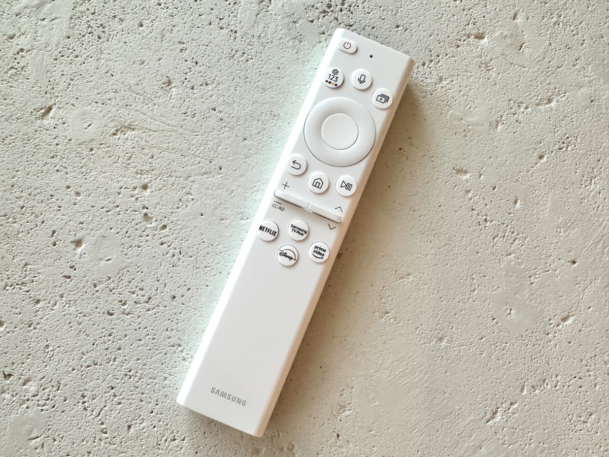 海外製のテレビのリモコン。このシンプルさがとても良い……。インテリアの邪魔にもなりません。