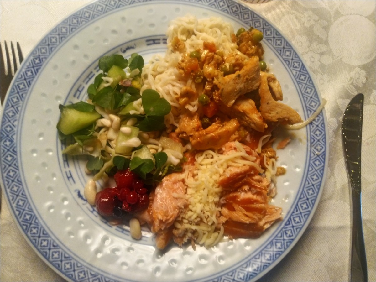 パスタは、スモークサーモン、メロンのサラダ、クランベリー。